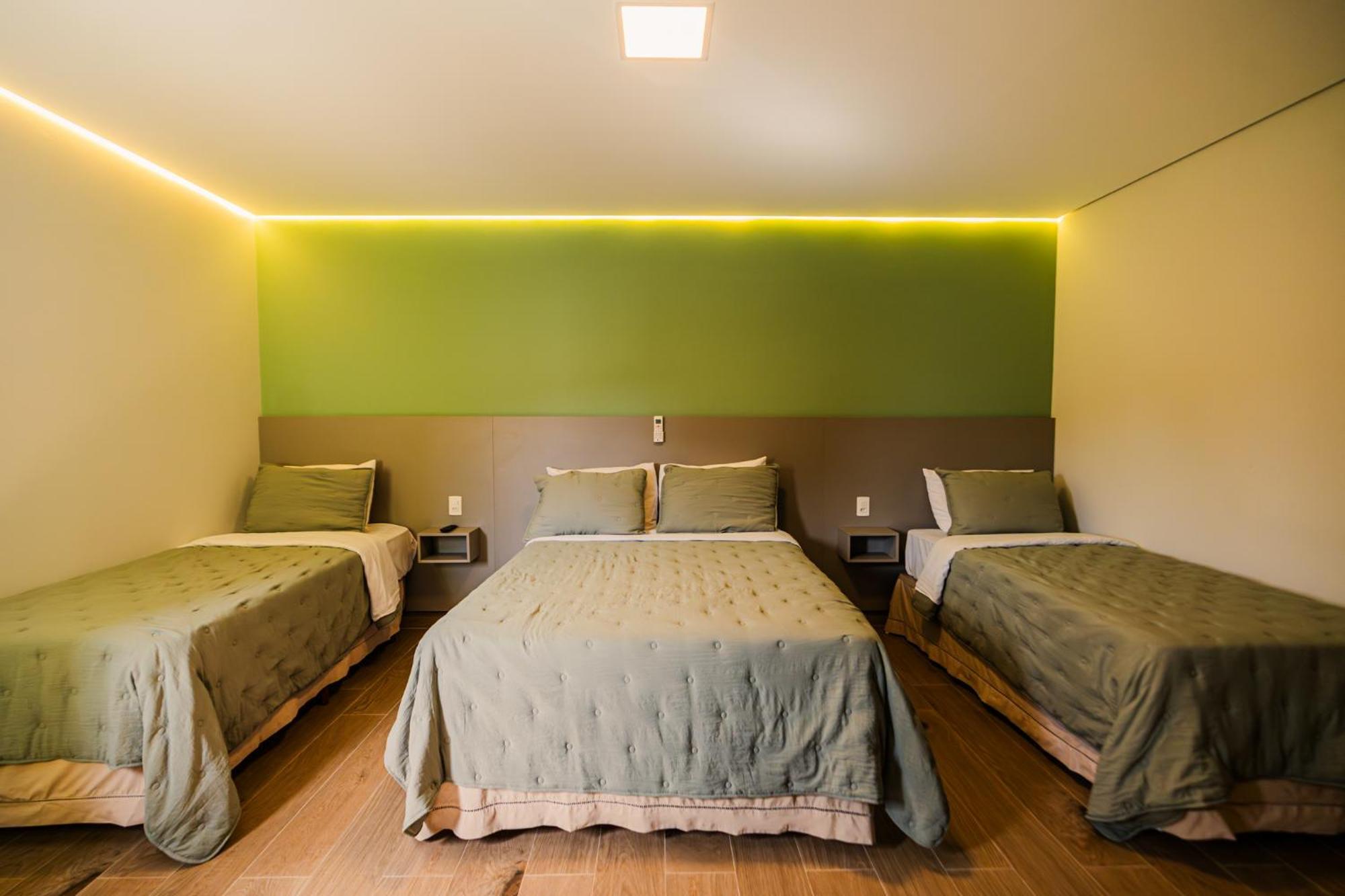 Hotel Oly Plaza 皮拉西卡巴 外观 照片