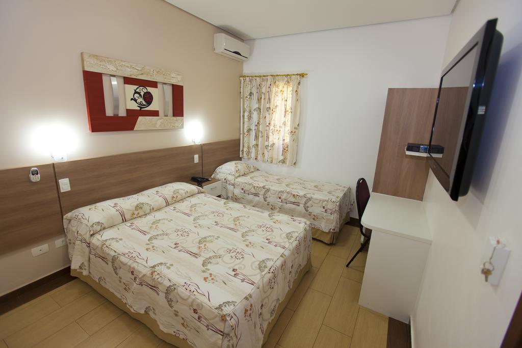 Hotel Oly Plaza 皮拉西卡巴 客房 照片